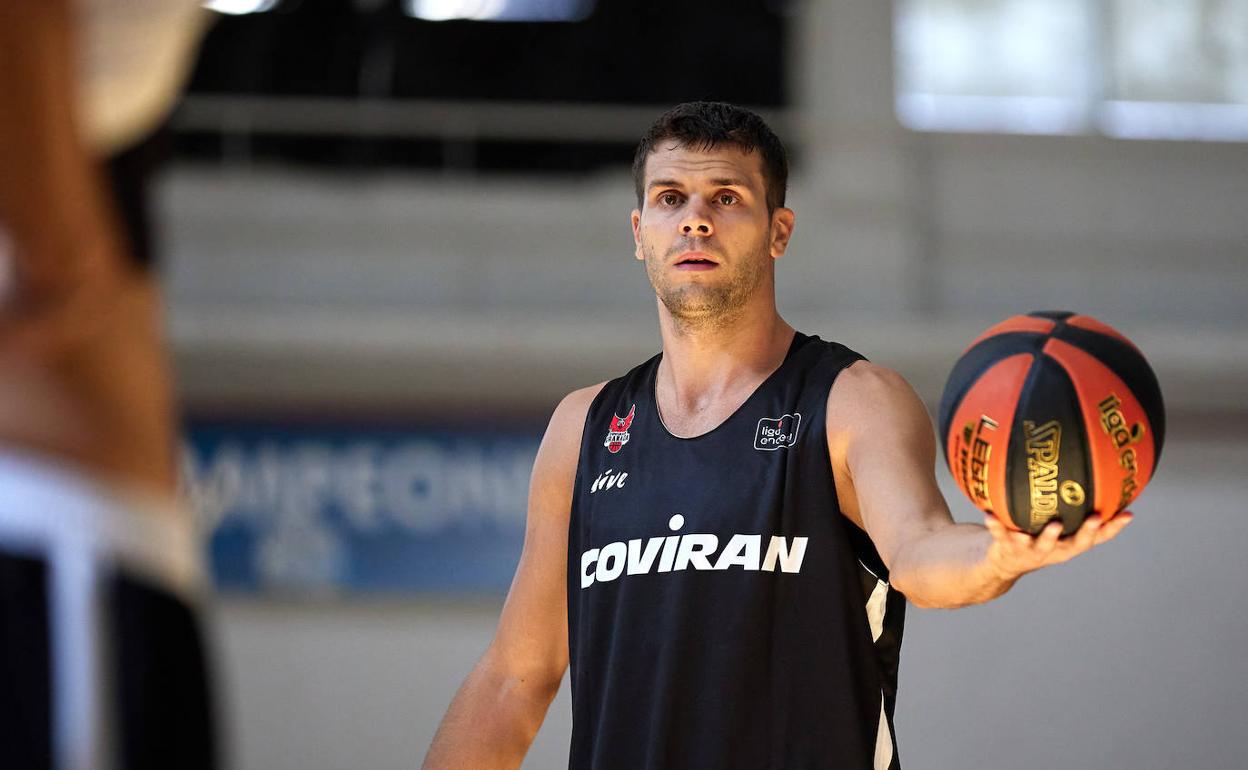 Dejan Todorovic estuvo presente en la primera sesión de pretemporada del Covirán.