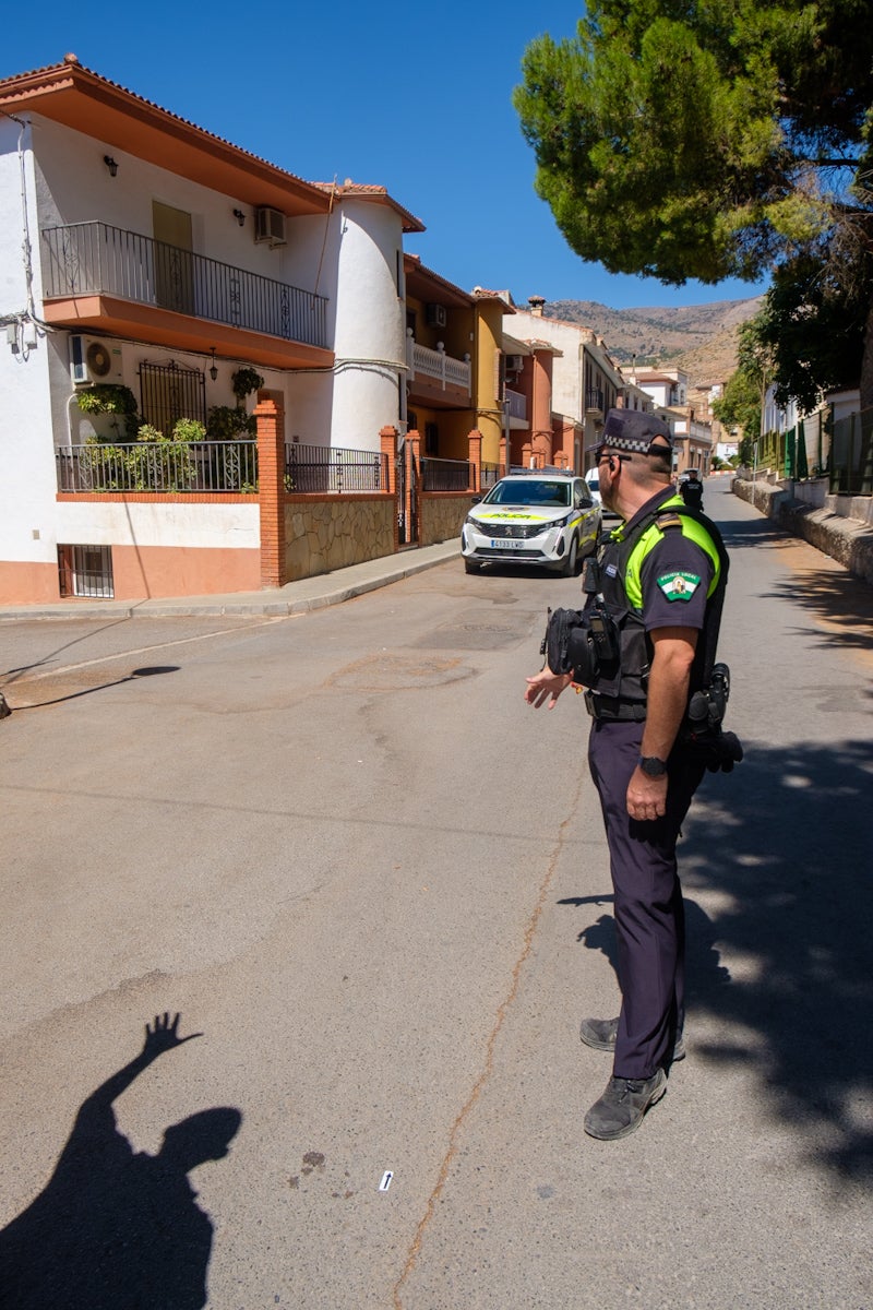 Los vecinos de la localidad, desolados tras el suceso.