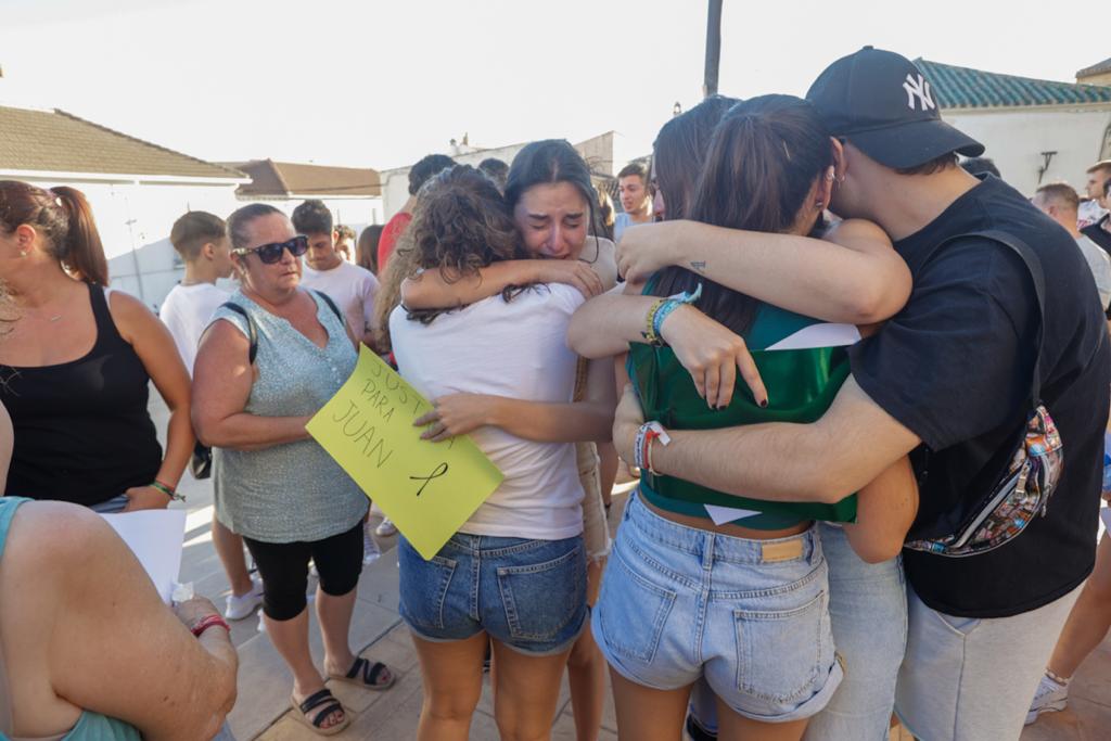 Los ilurquenses han salido a la calle para mostrar su repulsa a la agresión que ha costado la vida a un joven de la localidad. 