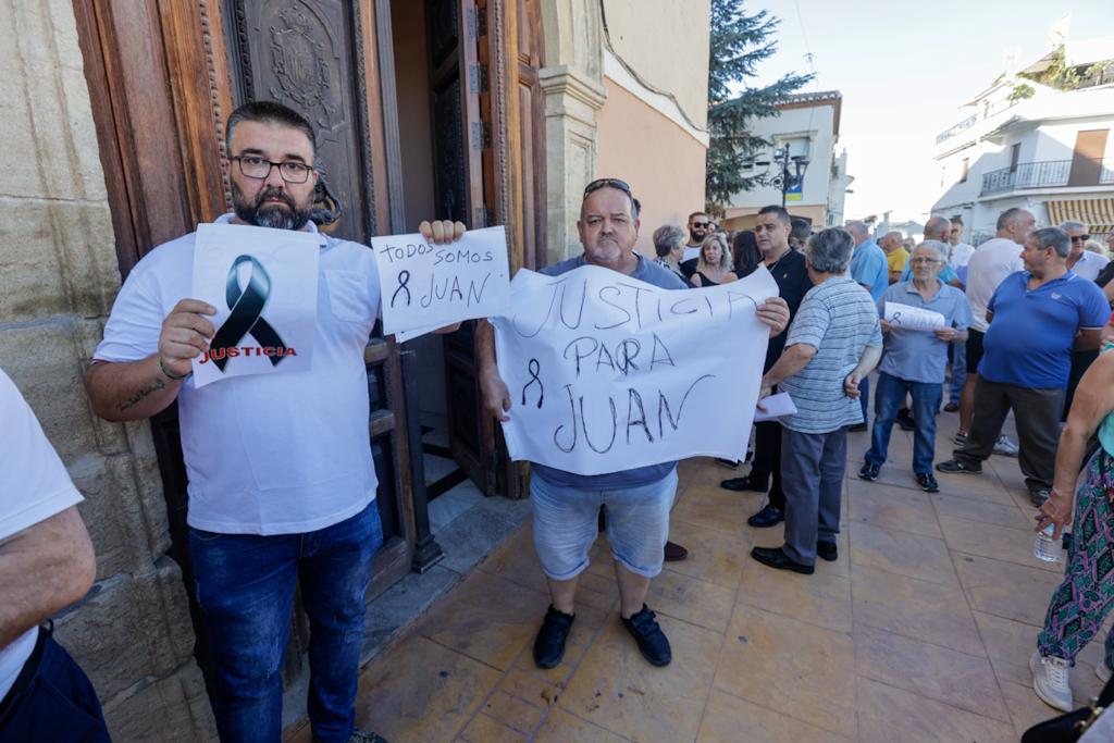 Los ilurquenses han salido a la calle para mostrar su repulsa a la agresión que ha costado la vida a un joven de la localidad. 