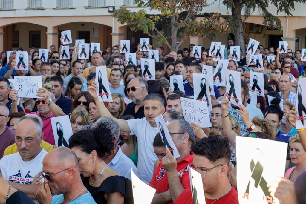 Los ilurquenses han salido a la calle para mostrar su repulsa a la agresión que ha costado la vida a un joven de la localidad. 