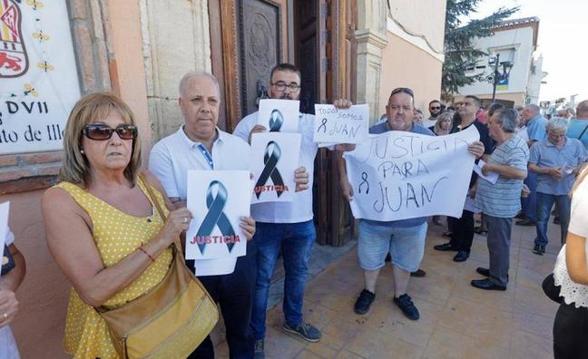 Los ilurquenses han salido a la calle para mostrar su repulsa a la agresión que ha costado la vida a un joven de la localidad. 