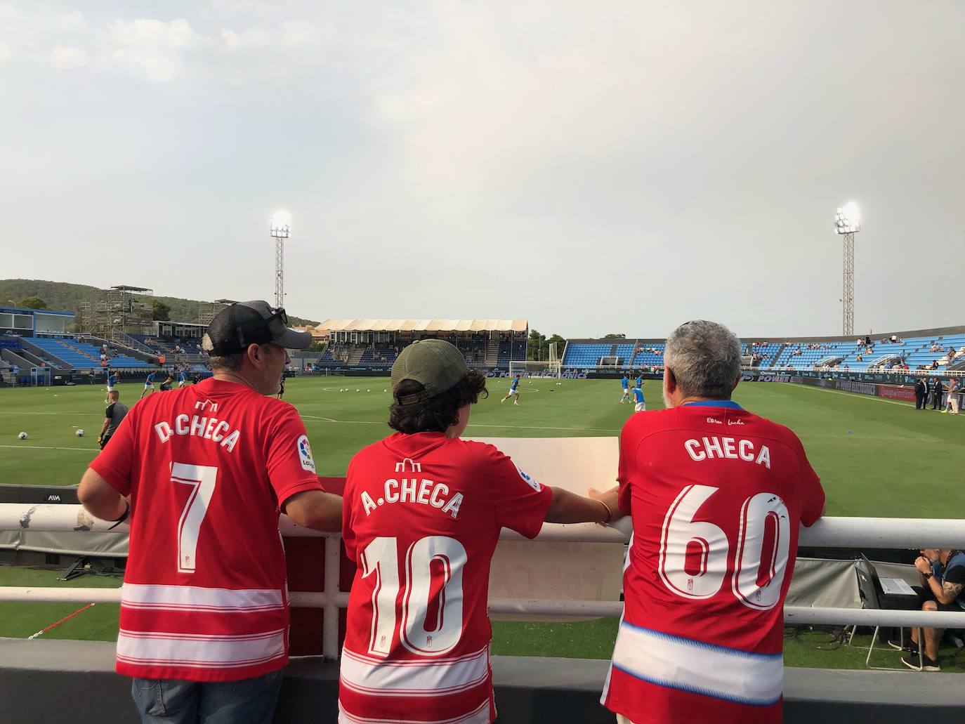 Los Checa rojiblancos, en el interior de Can Misses. 