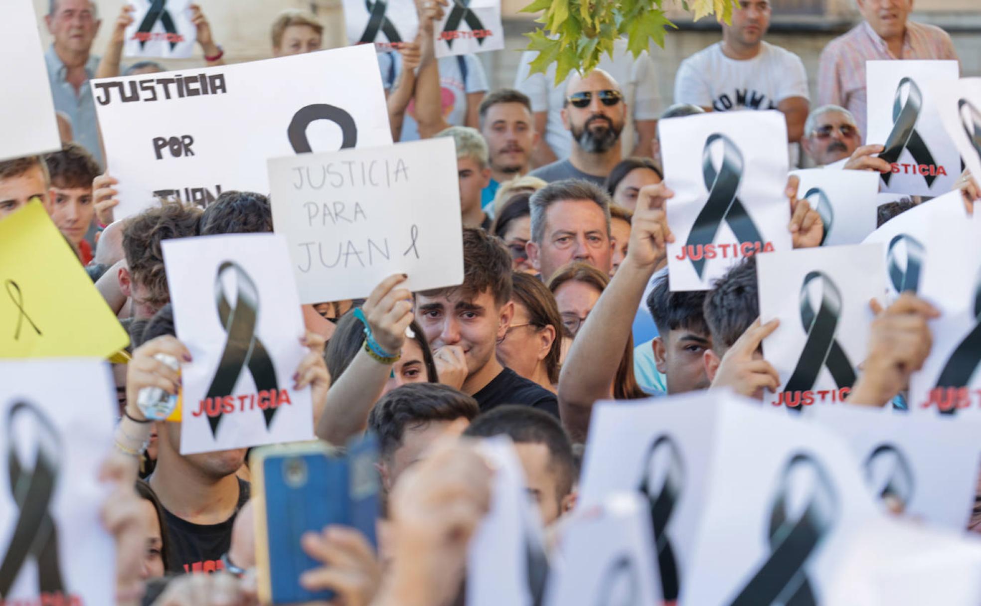 Concentración en la Plaza del Ayuntamiento de Íllora, este lunes. 