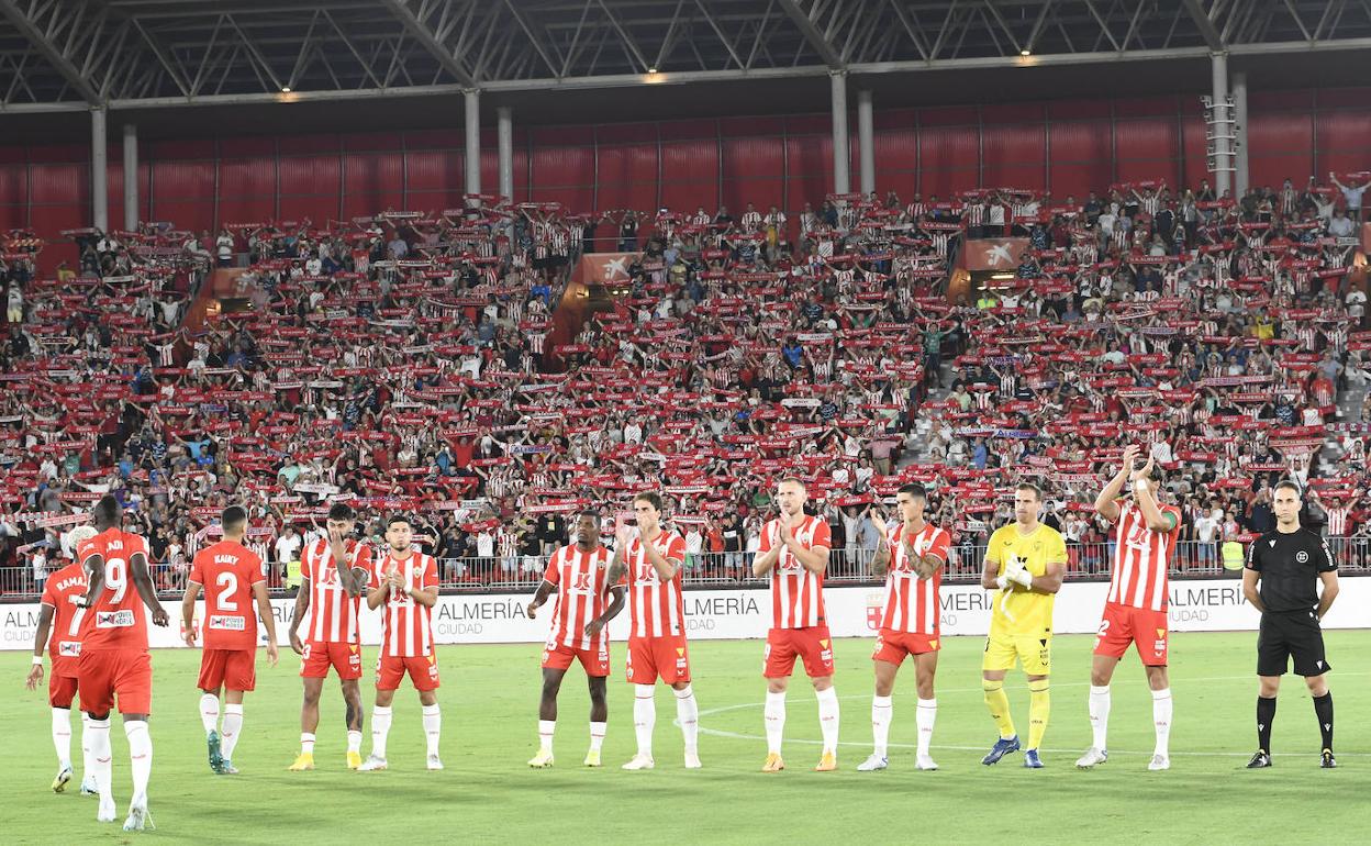 Rodrigo Ely (cuarto por la derecha) era el único titular de la UDA que tenía experiencia en la Liga Santander.