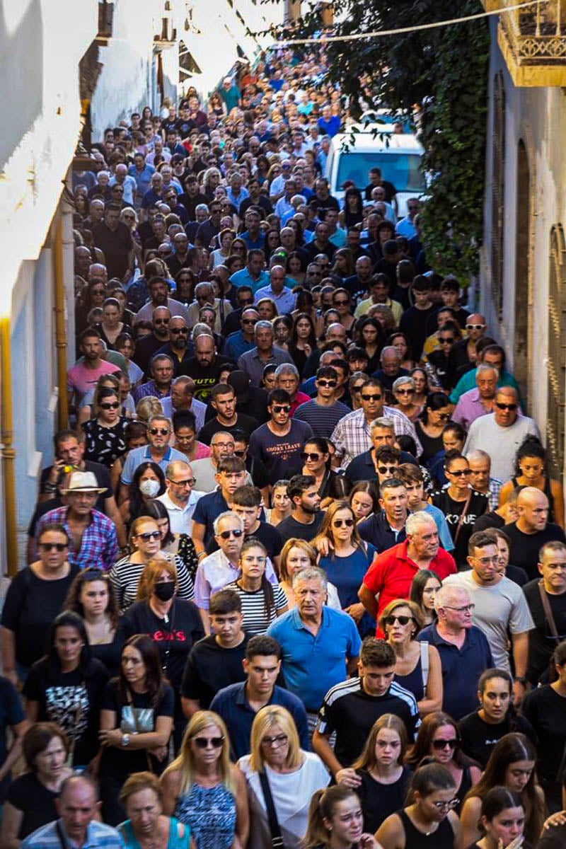 Miles de personas dan su último adiós al vecino del pueblo muerto tras una agresión