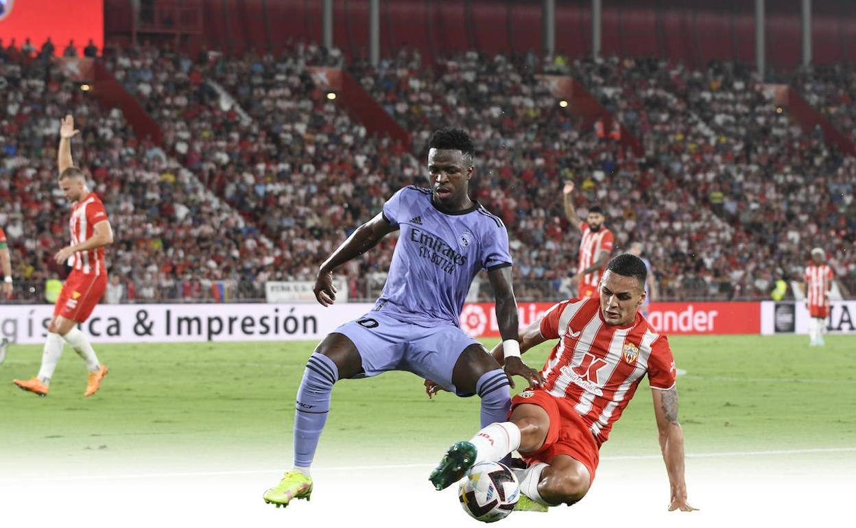 Kaiky Fernandes corta un avance de su compatriota Vinicius, el pasado domingo.