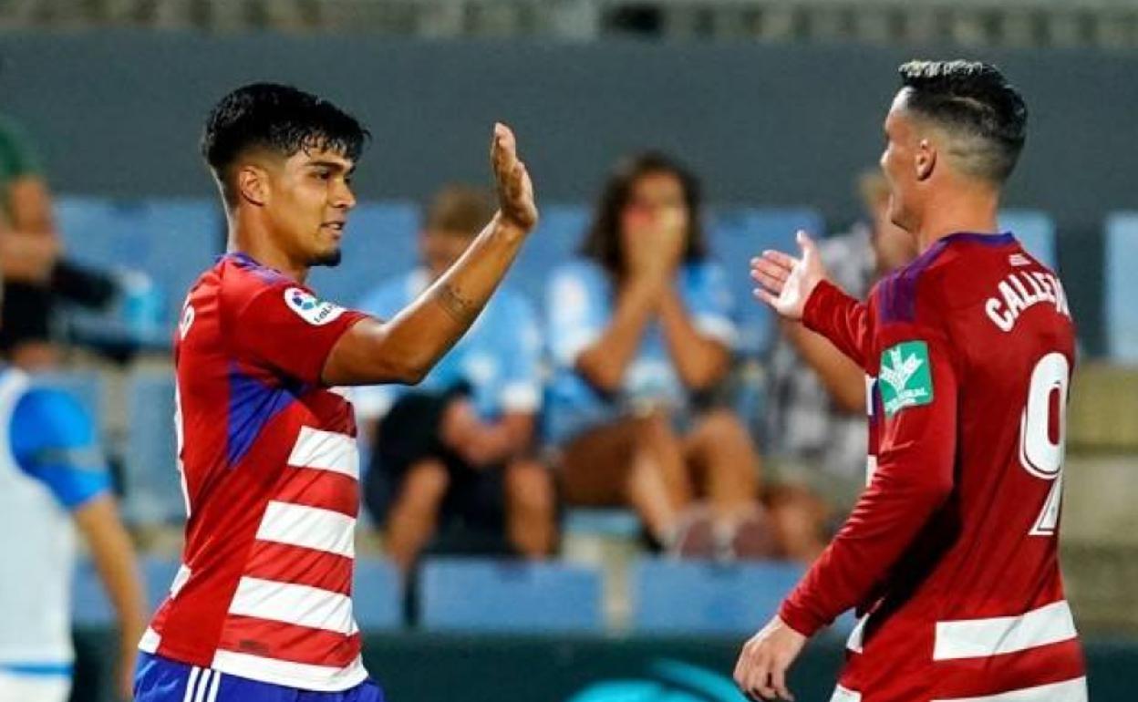 José Callejón felicita a Matías Arezo por su gol en el partido en Ibiza. 