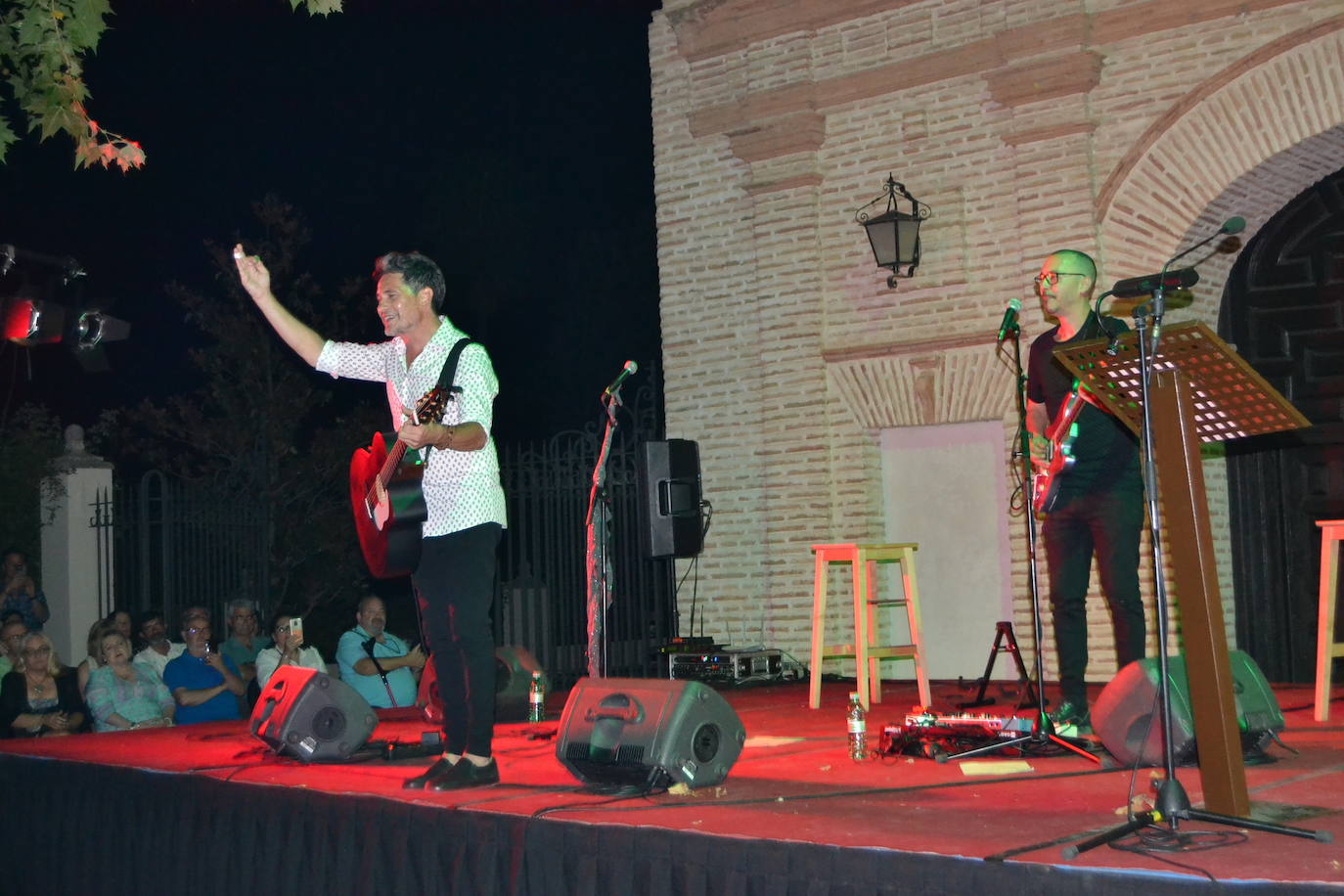 El actor junto a su esposa, Amparo Pascual,visitó la Alhamabra y por la noche recogió el Laurel de plata de Festival Internacional de Poesía de La Zubia