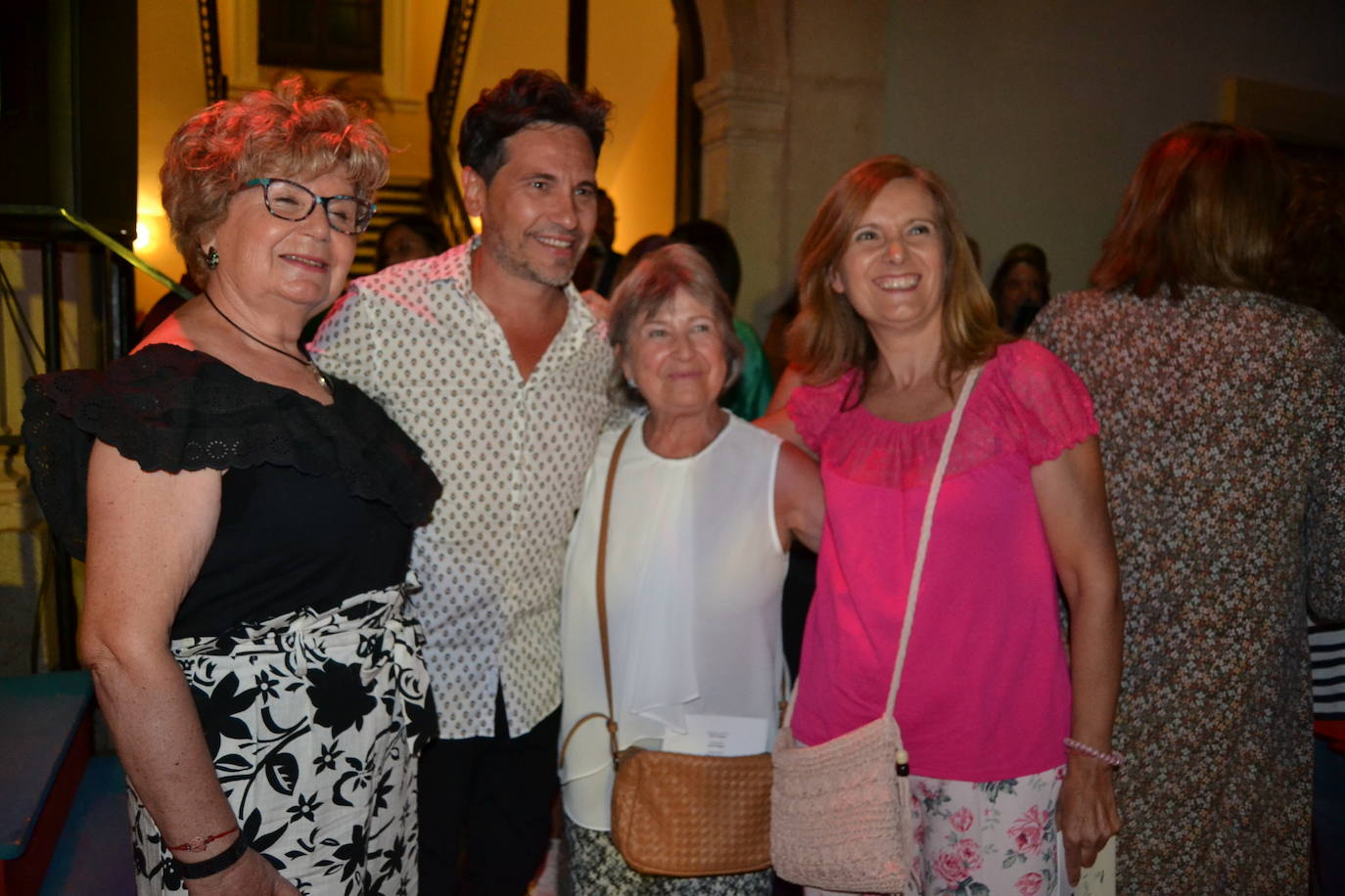 El actor junto a su esposa, Amparo Pascual,visitó la Alhamabra y por la noche recogió el Laurel de plata de Festival Internacional de Poesía de La Zubia