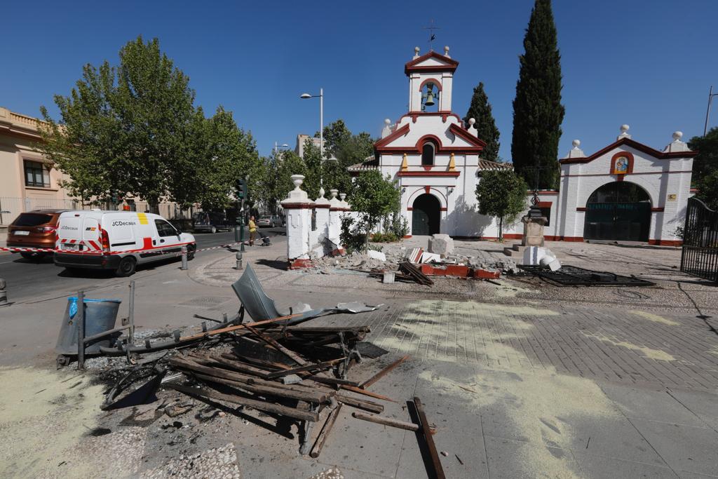 Un hombre se ha estampado contra la parada de autobús y ha destrozado la valla de la iglesia granadina