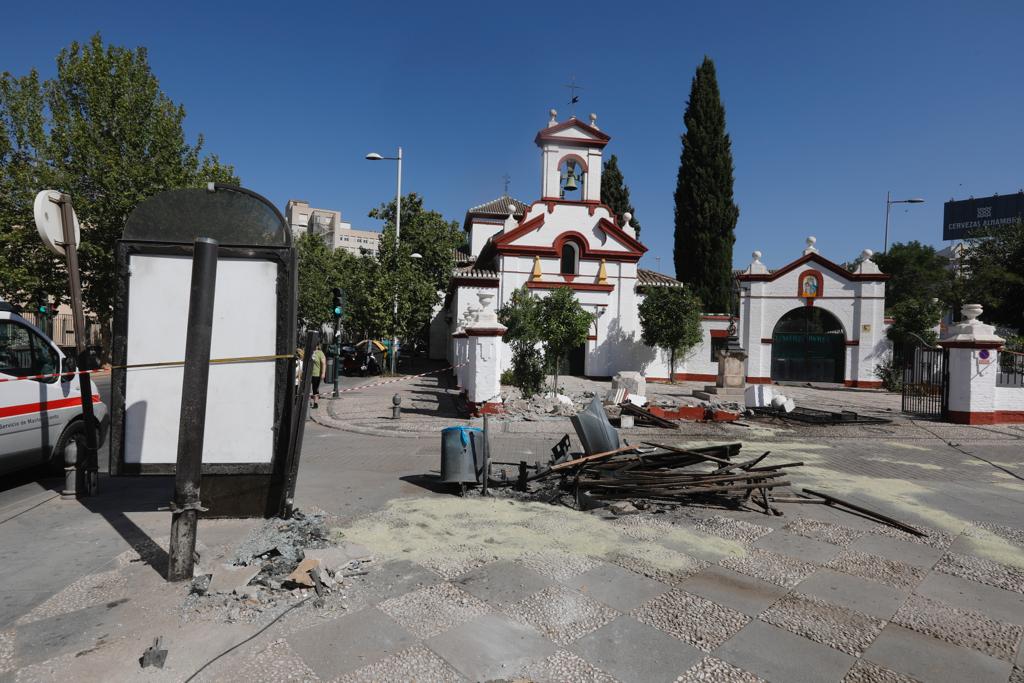 Un hombre se ha estampado contra la parada de autobús y ha destrozado la valla de la iglesia granadina