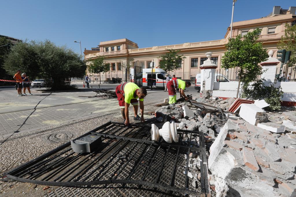 Un hombre se ha estampado contra la parada de autobús y ha destrozado la valla de la iglesia granadina