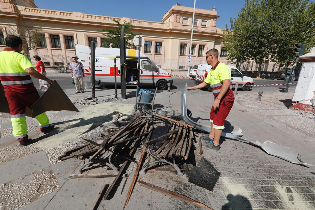 Un hombre se ha estampado contra la parada de autobús y ha destrozado la valla de la iglesia granadina