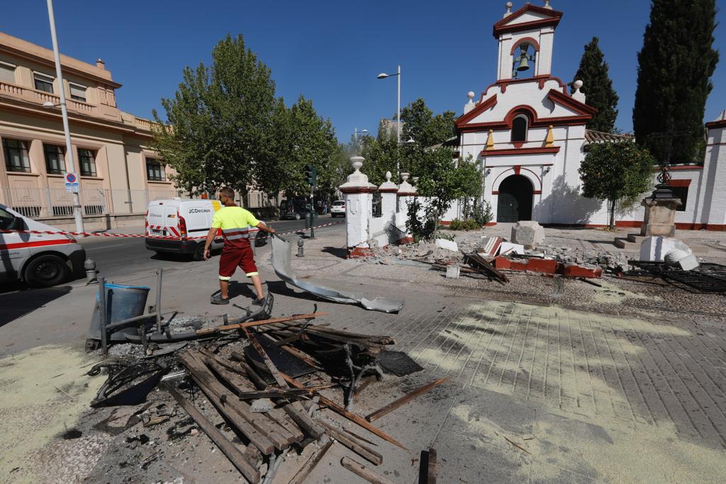 Un hombre se ha estampado contra la parada de autobús y ha destrozado la valla de la iglesia granadina