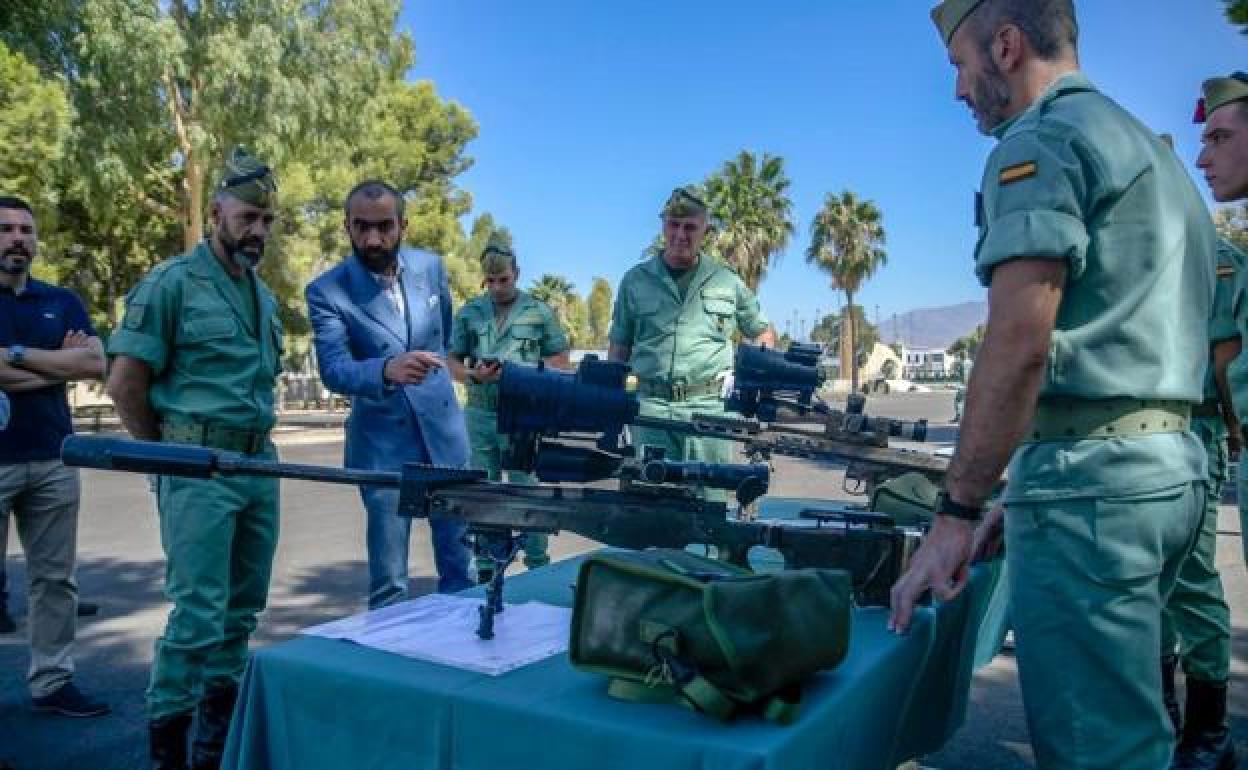 Exposición de algunas de las armas de la base. 