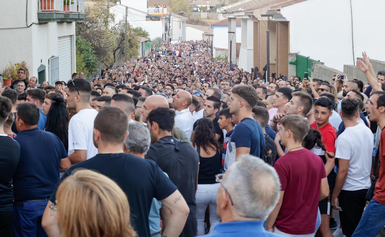 Los vecinos de Íllora, durante una manifestación de protesta por el crimen.