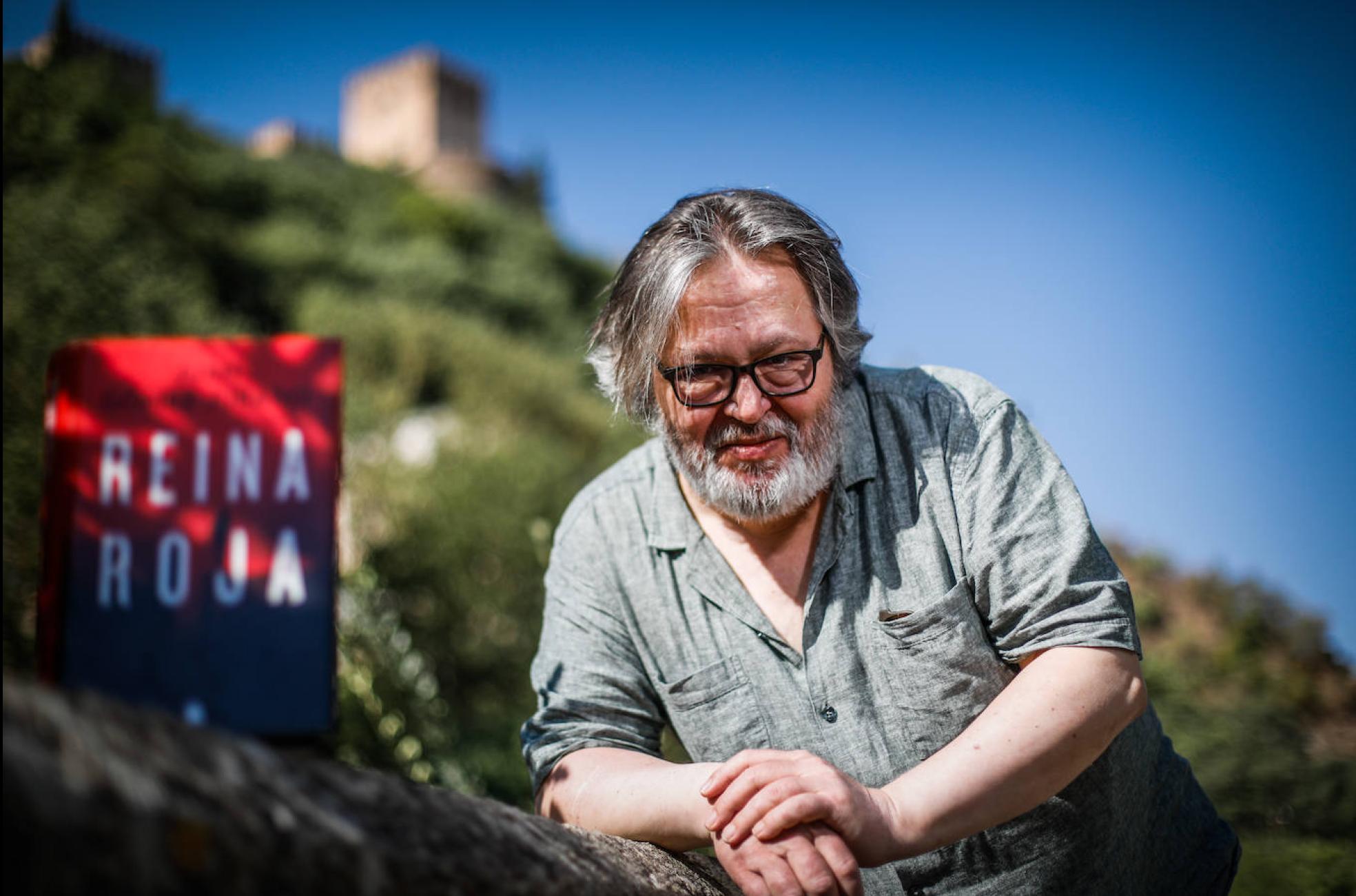 Salvador Perpiñá, con un ejemplar de 'Reina Roja', bajo la Alhambra, nuestra reina roja. 