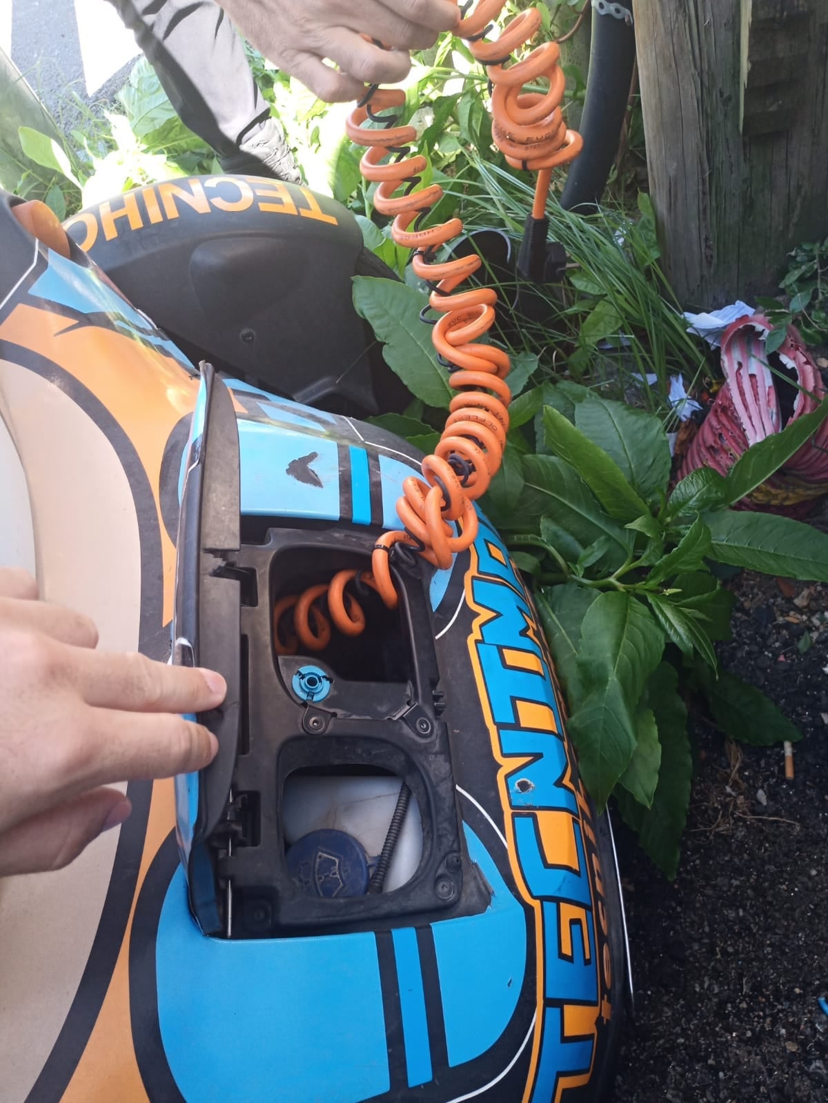 Coche enganchado a la red aléctrica. 