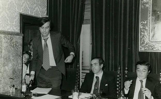 Primera Junta preautonómica realizada en la Diputación almeriense, presidida por Fernández Revuelta. 