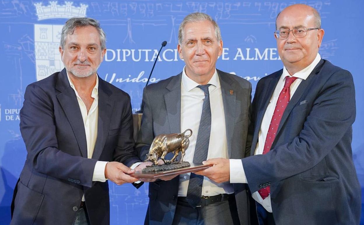 El vicepresidente de Diputación Ángel Escobar, el pregonero José Morente y Juan Aguilera, presidente del Foro. 