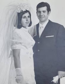 Imagen secundaria 2 - En la primera imagen, durante su etapa trabajando en la plaza Bib-Rambla. En la segunda, panorámica del quiosco. En la última, en su boda con Paqui en 1970.