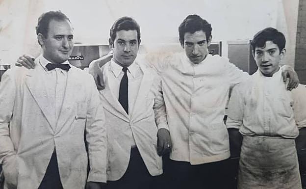 Imagen principal - En la primera imagen, durante su etapa trabajando en la plaza Bib-Rambla. En la segunda, panorámica del quiosco. En la última, en su boda con Paqui en 1970.