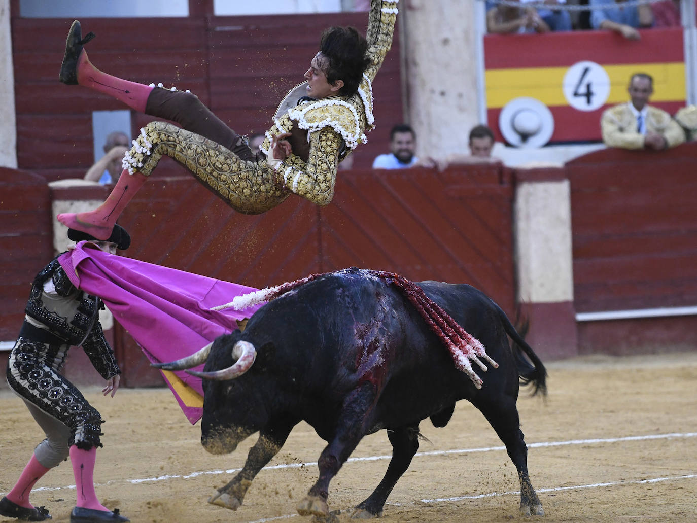 Emilio De Justo y Roca Rey brindaron una gran tarde de toros. 