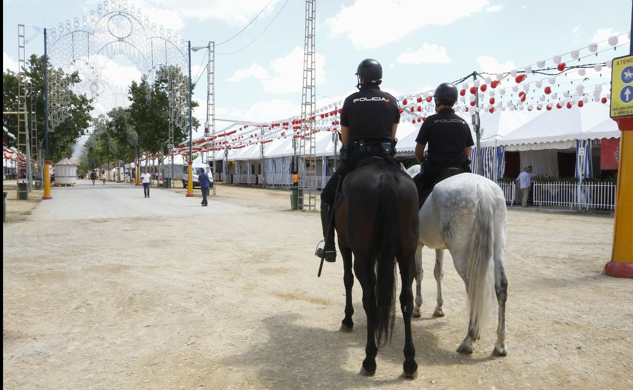 Una patrulla policial a caballo, en el ferial de Granada