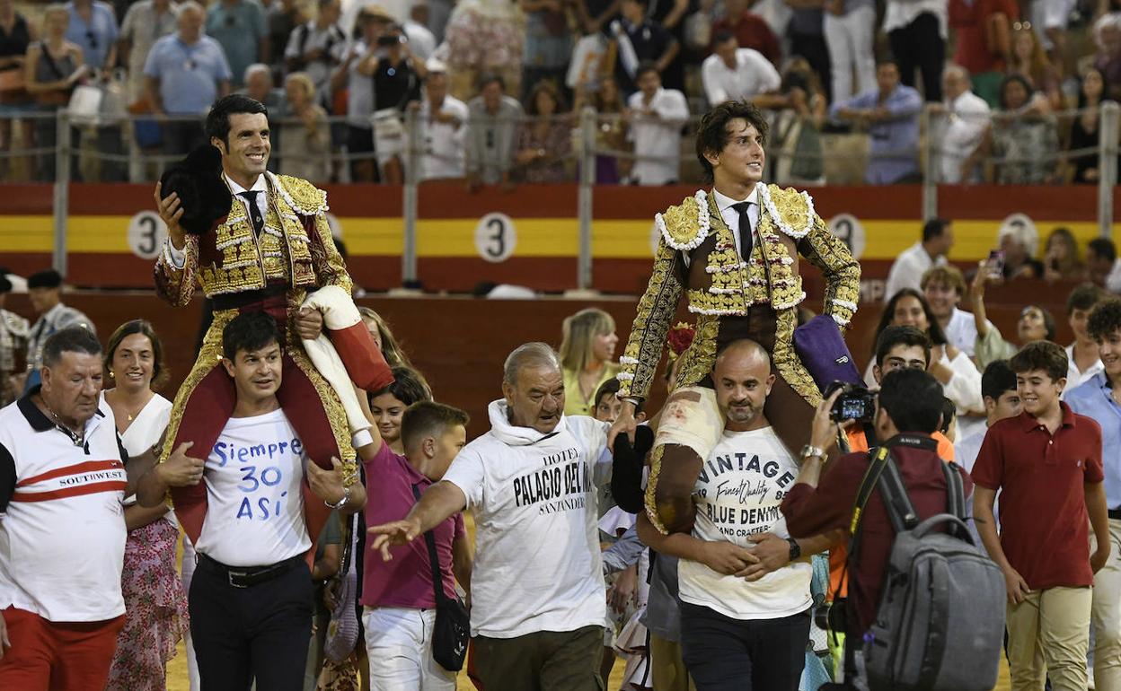 Emilio de Justo y Andrés Roca Rey, a hombros de los 'capitalitas' en Almería. 