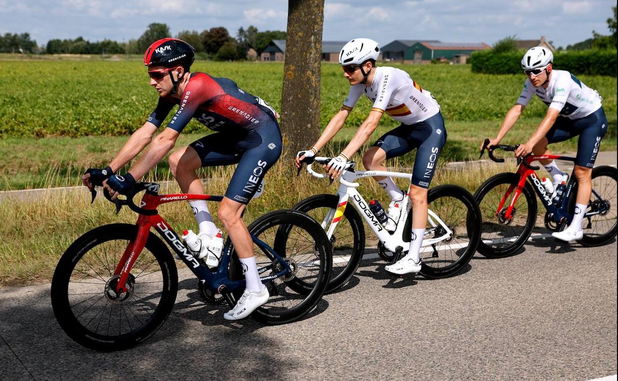Carlos Rodríguez, en el centro, durante la jornada. 