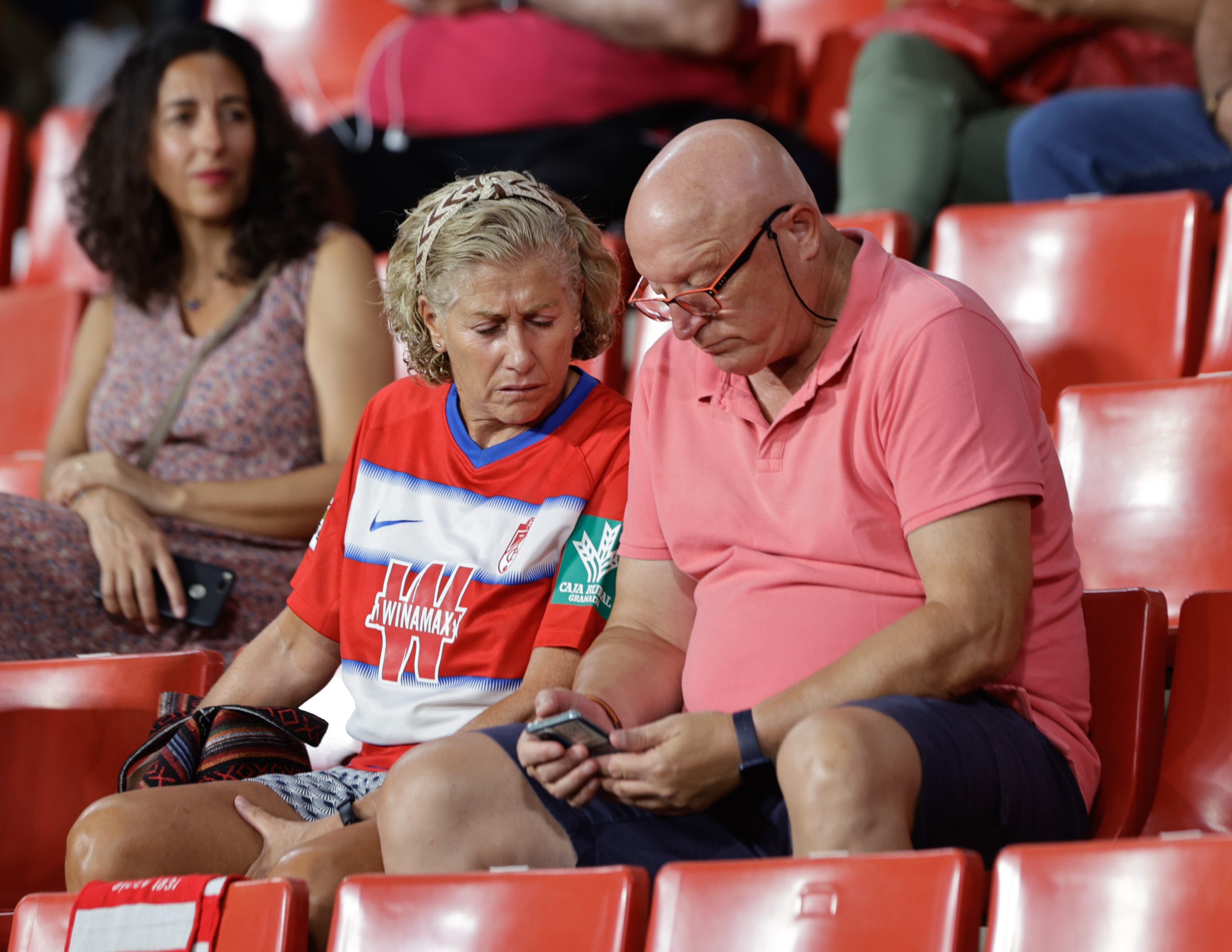 Grada de Los Cármenes en el partido ante el Racing de Santander. 