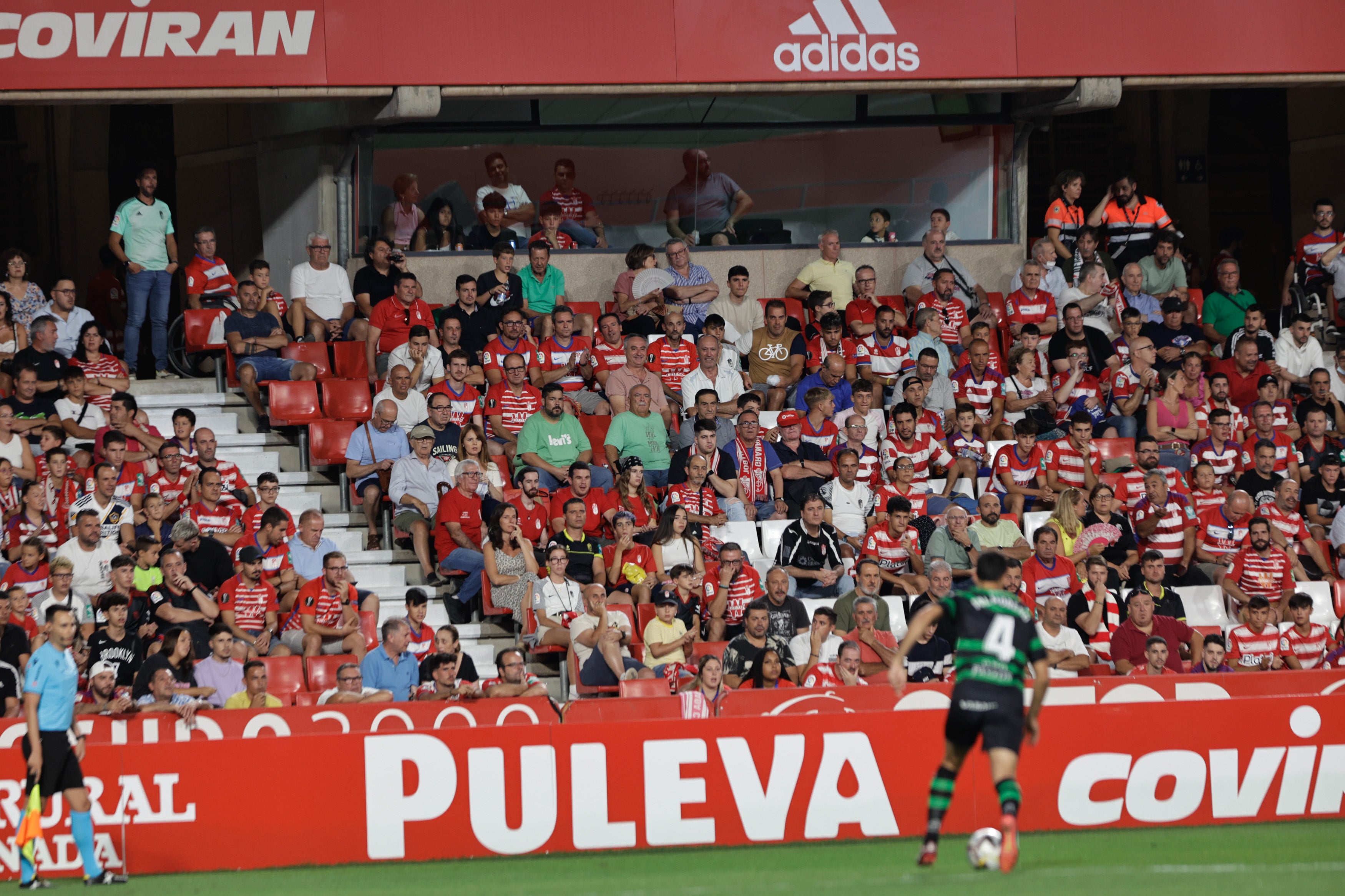 Grada de Los Cármenes en el partido ante el Racing de Santander. 