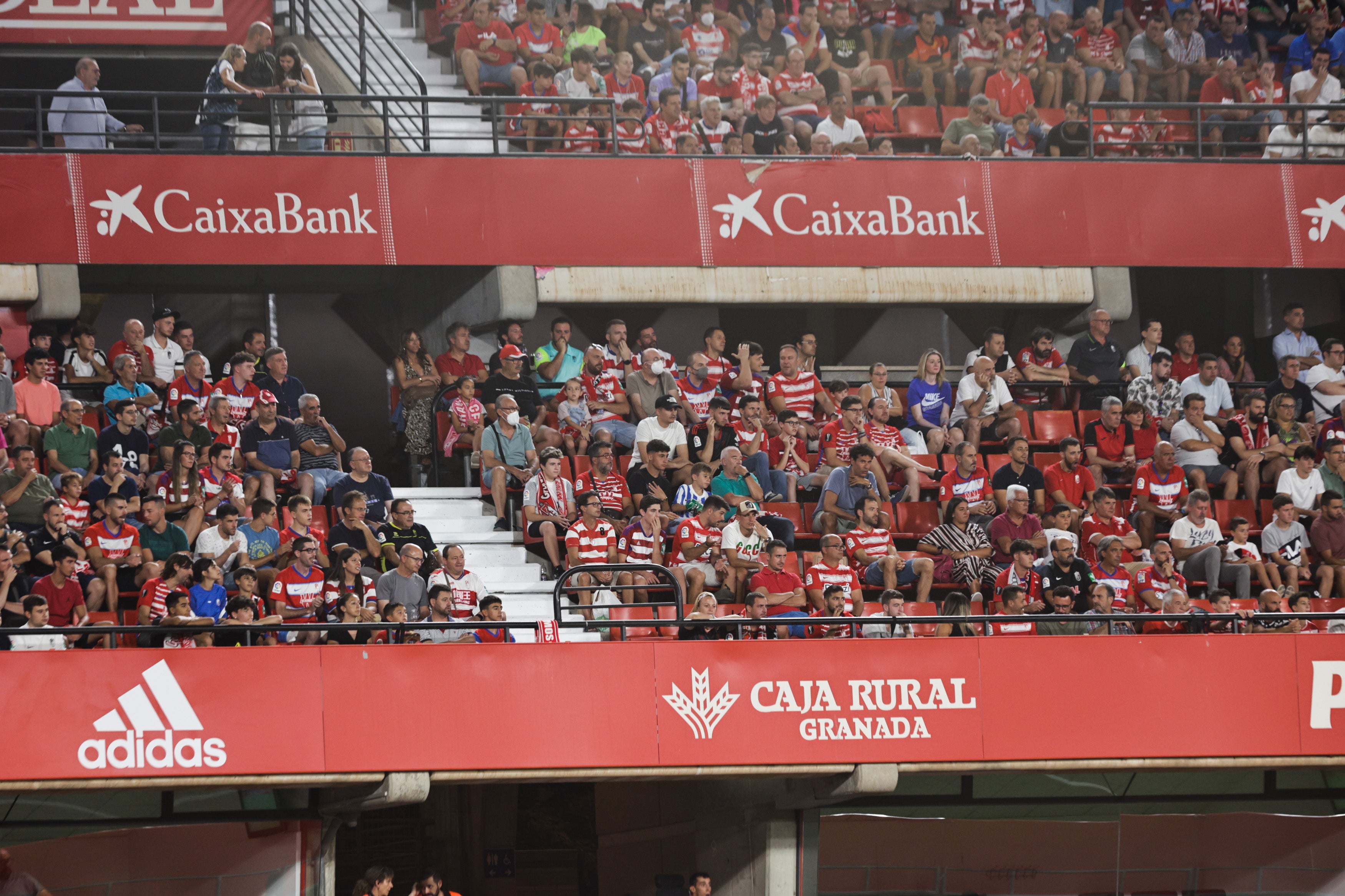 Grada de Los Cármenes en el partido ante el Racing de Santander. 