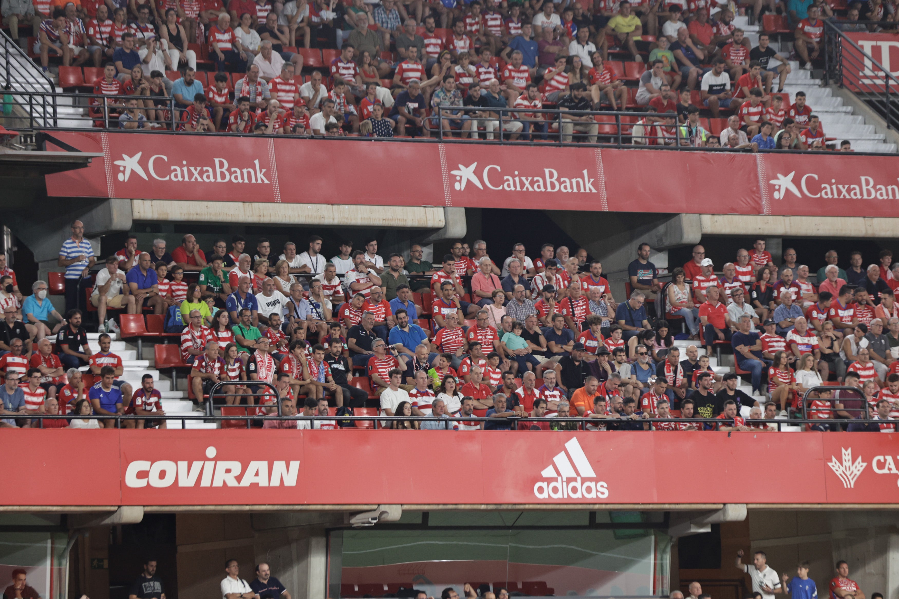 Grada de Los Cármenes en el partido ante el Racing de Santander. 