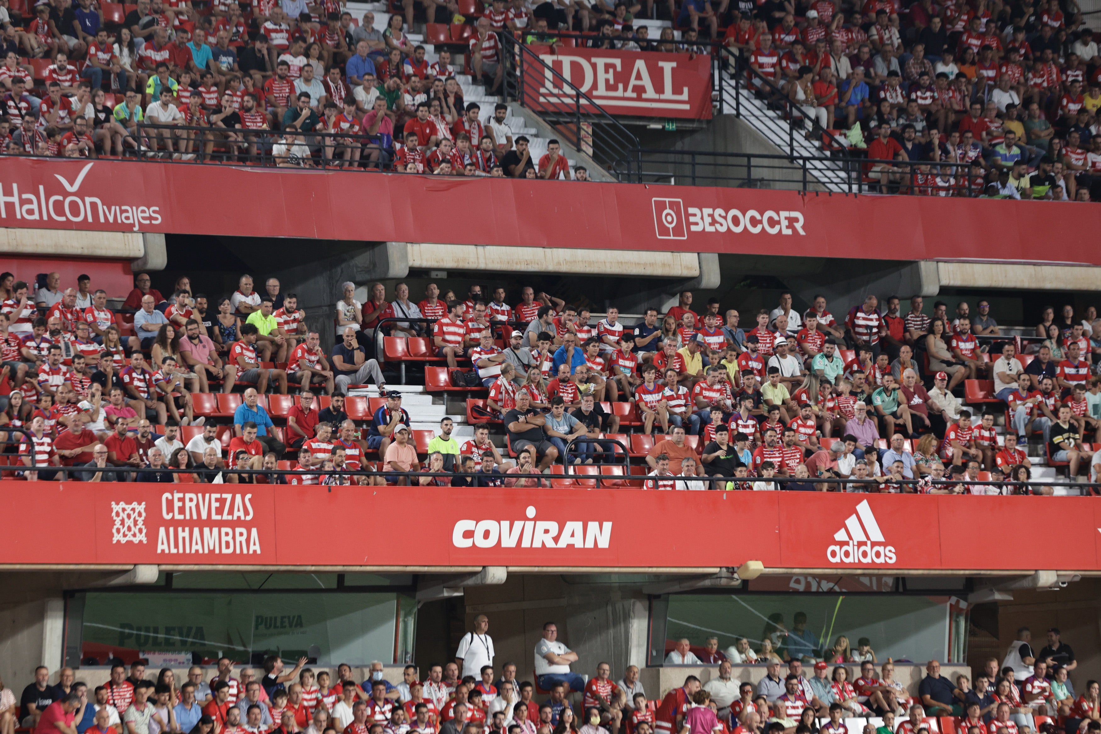 Grada de Los Cármenes en el partido ante el Racing de Santander. 
