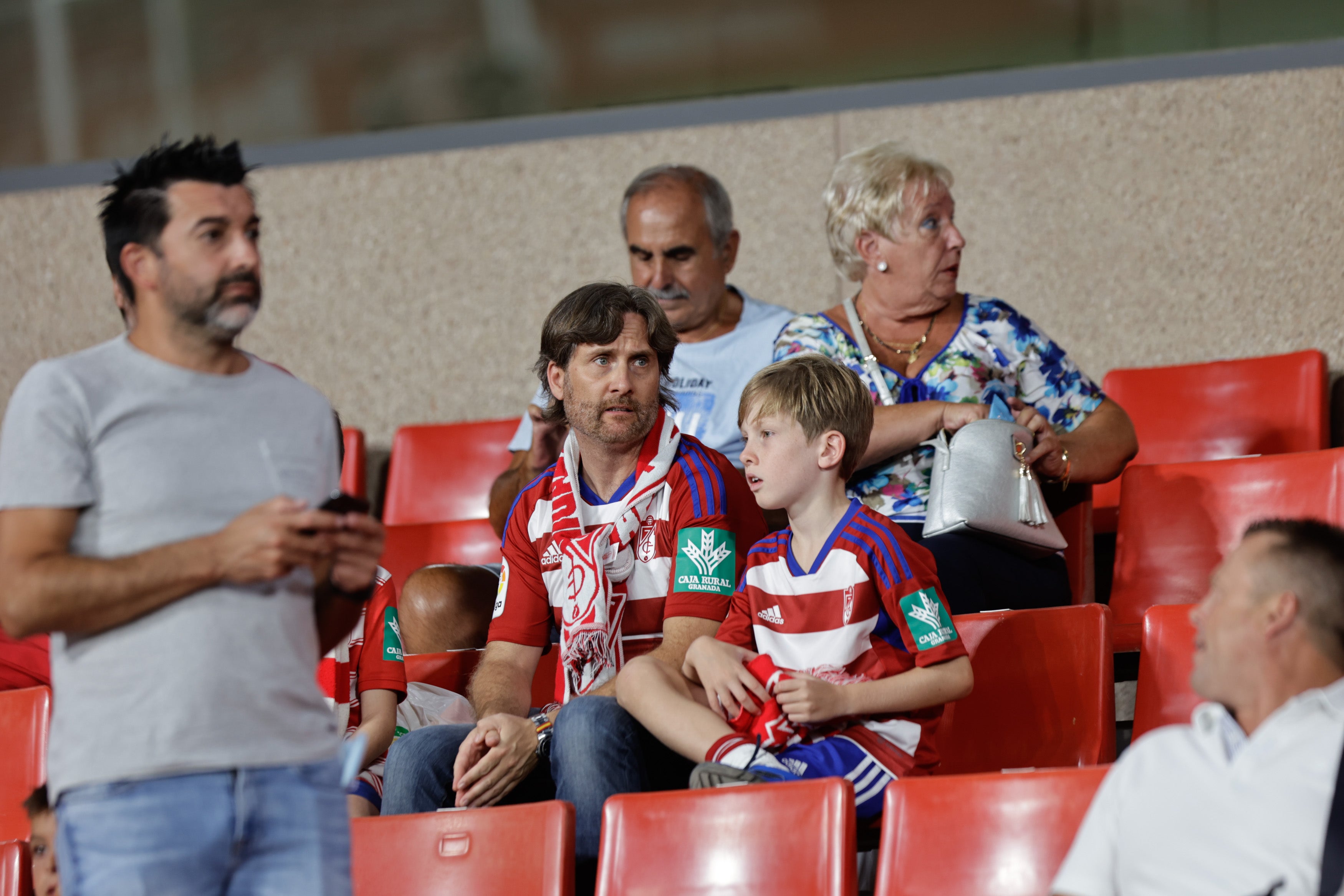 Grada de Los Cármenes en el partido ante el Racing de Santander. 