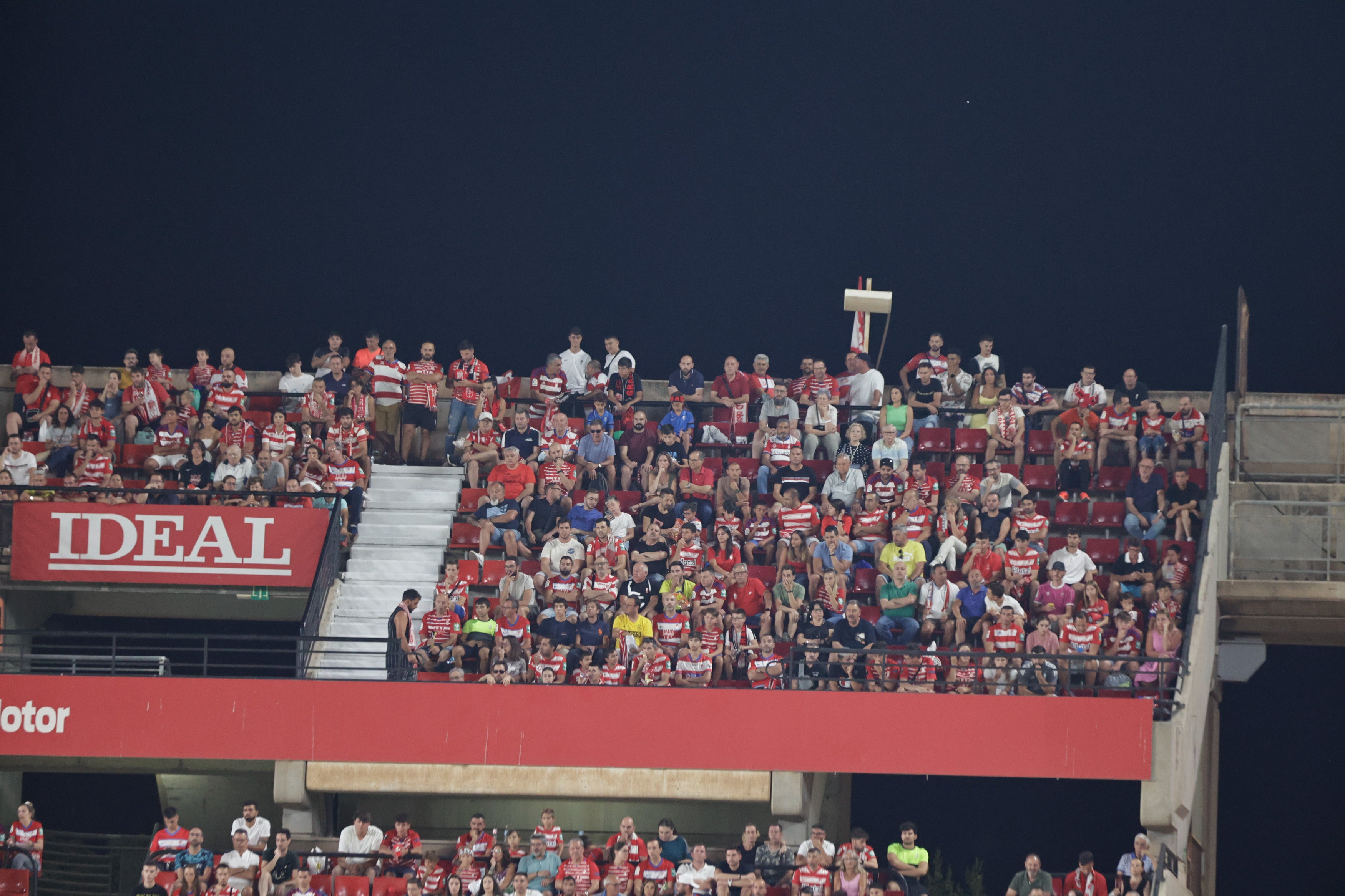 Grada de Los Cármenes en el partido ante el Racing de Santander. 