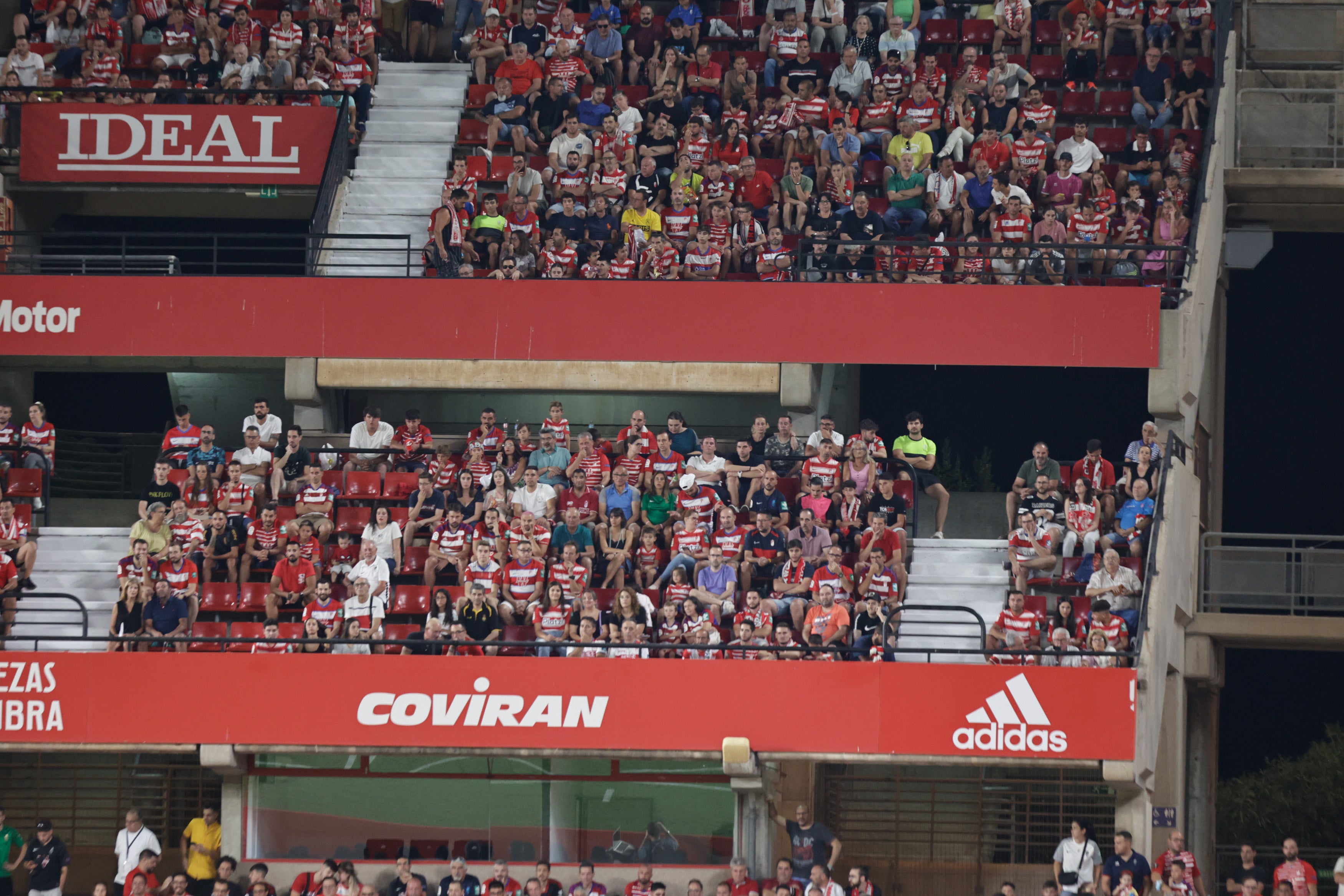 Grada de Los Cármenes en el partido ante el Racing de Santander. 