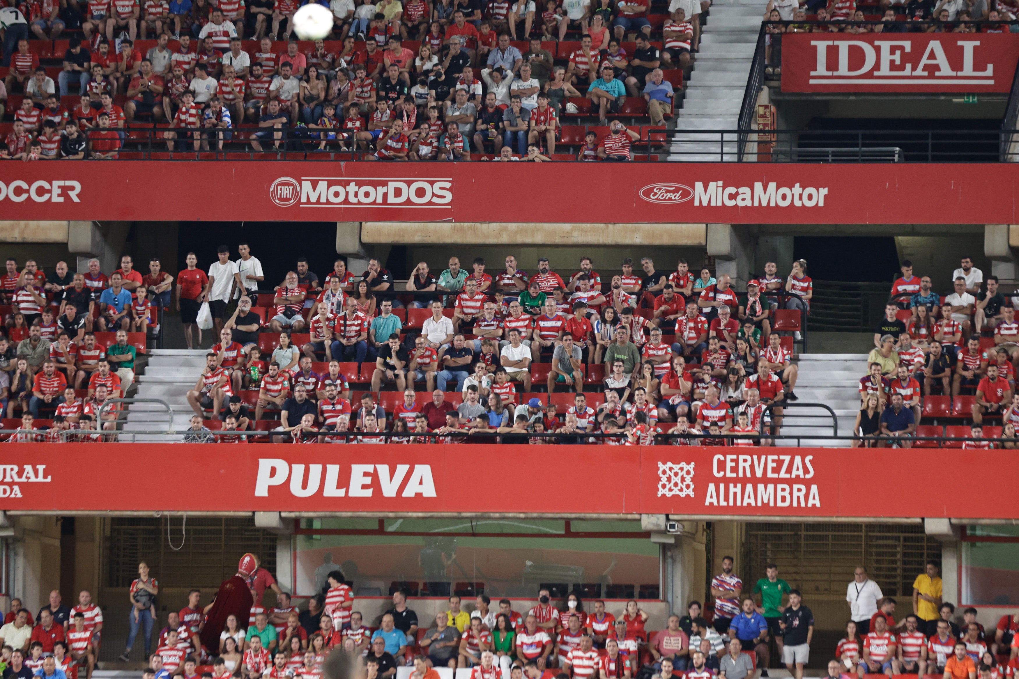 Grada de Los Cármenes en el partido ante el Racing de Santander. 