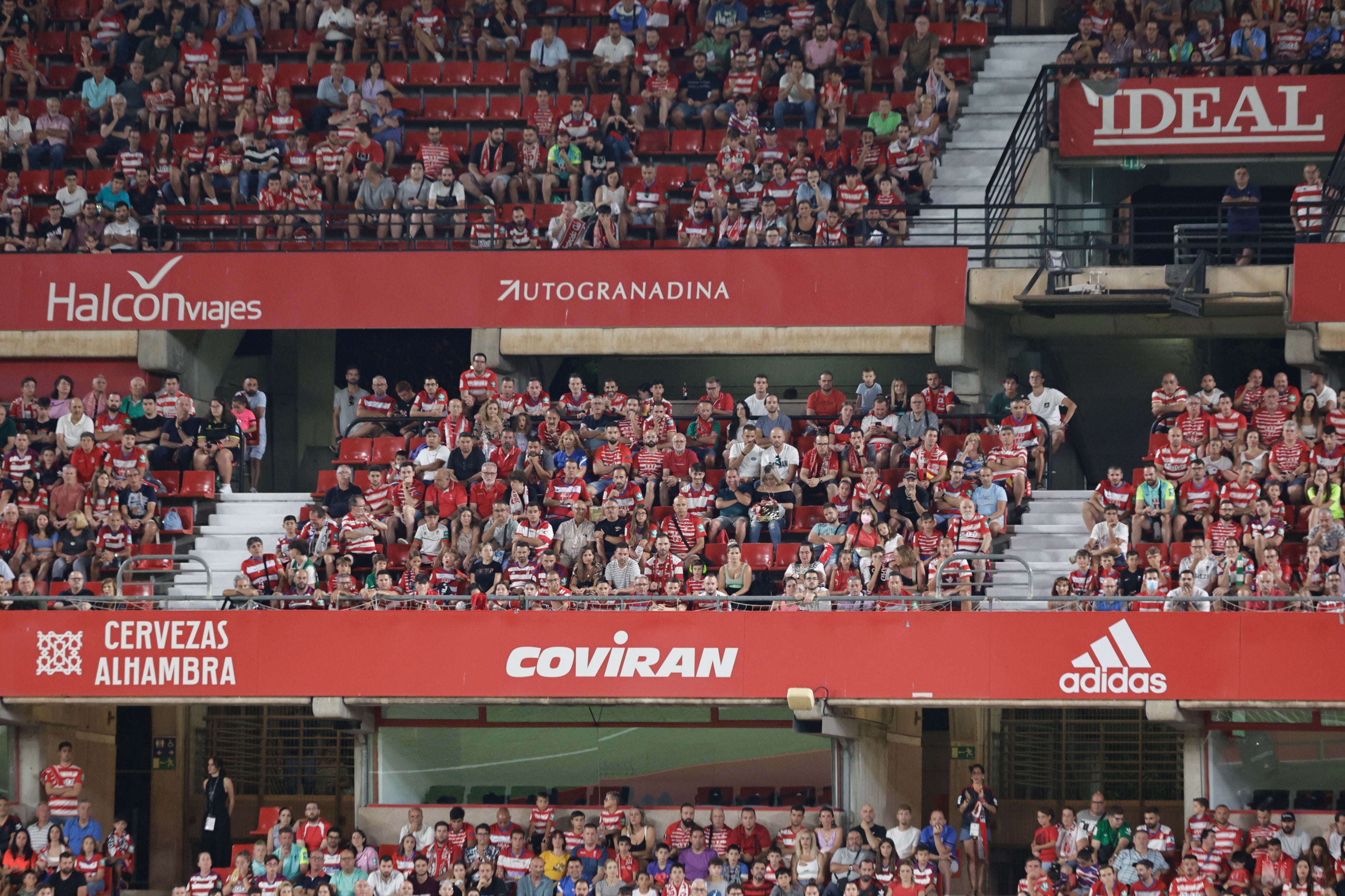 Grada de Los Cármenes en el partido ante el Racing de Santander. 