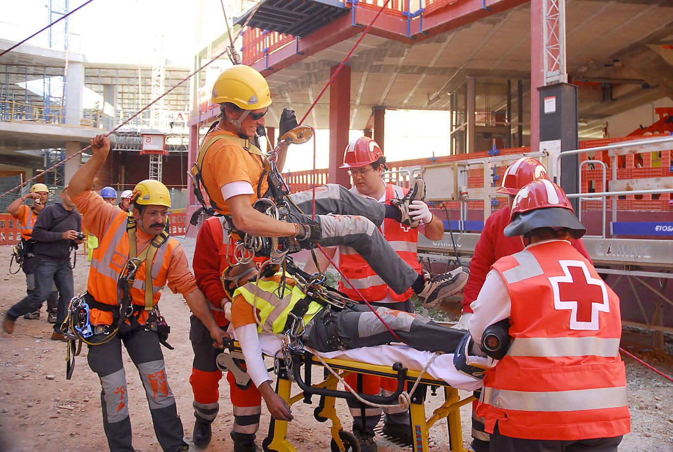 Ejercicio de simulación de un rescate tras un accidente de trabajo. 