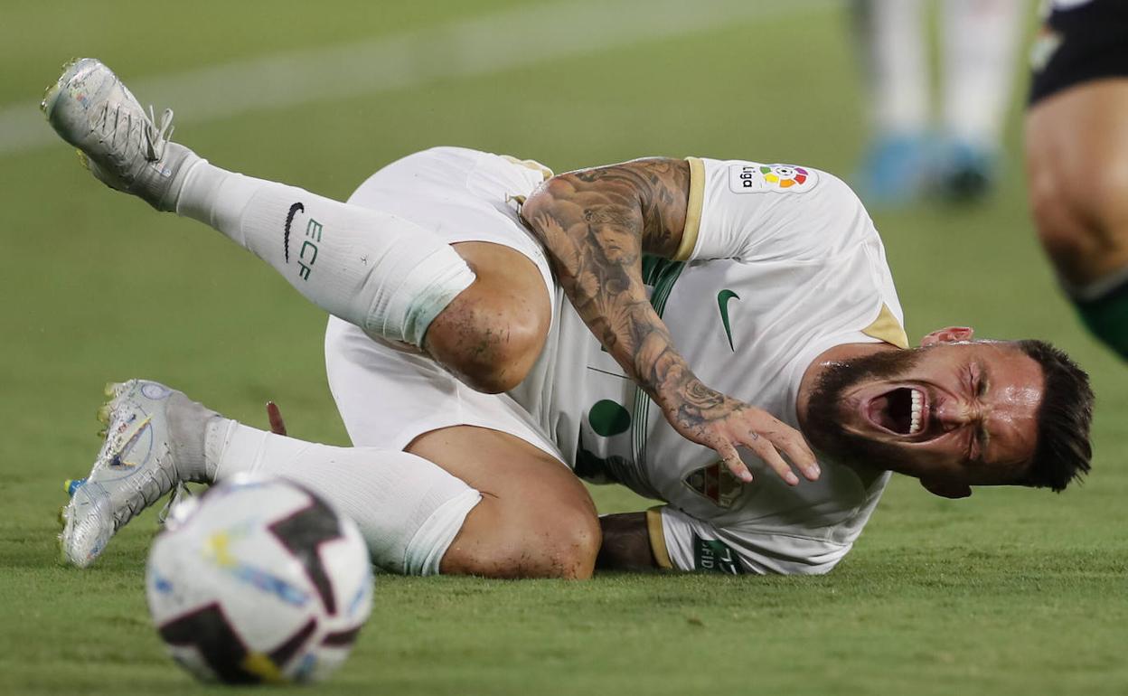 El franjiverde Josán, en el suelo, en el partido ante el Betis, de donde emanan muchas dudas. 