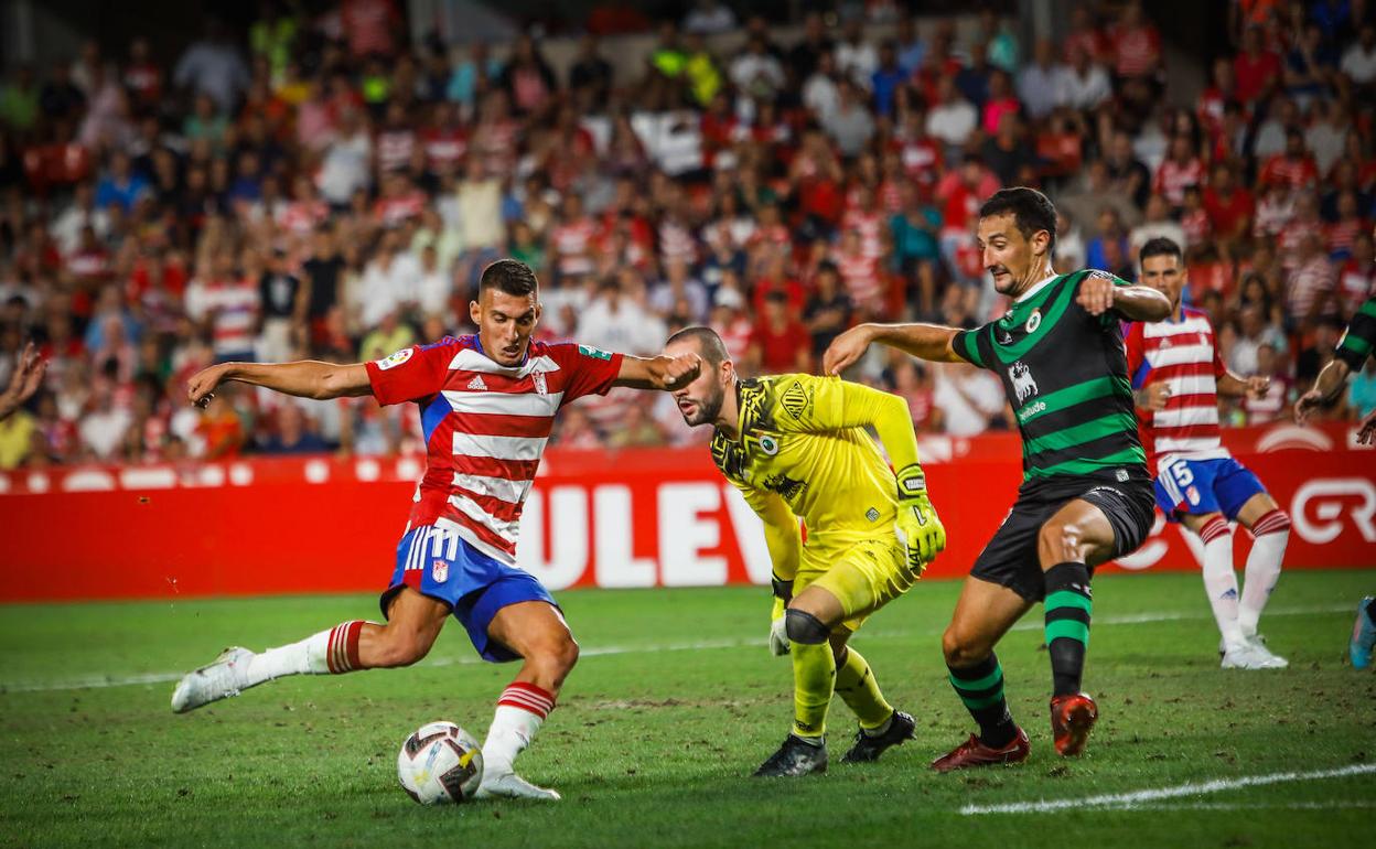 Uzuni se dispone a disparar para materializar el segundo tanto del partido ante el Racing de Santander en Los Cármenes. 