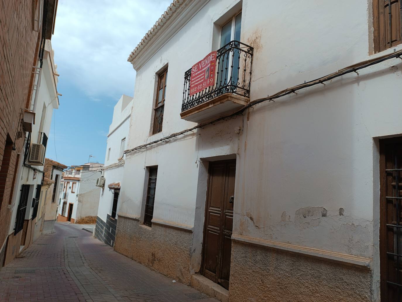 Imagen principal - Oleada okupa en Vélez: «Una persona se encarga de abrir casas por 200 euros»