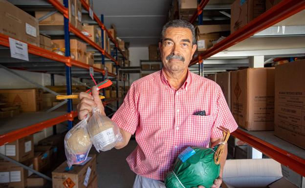 El pirotécnico que ha puesto la vida 'y la chispa final' a los veranos de la Costa Tropical