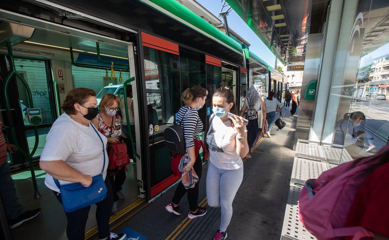 Mascarillas en el metro de Granada. 