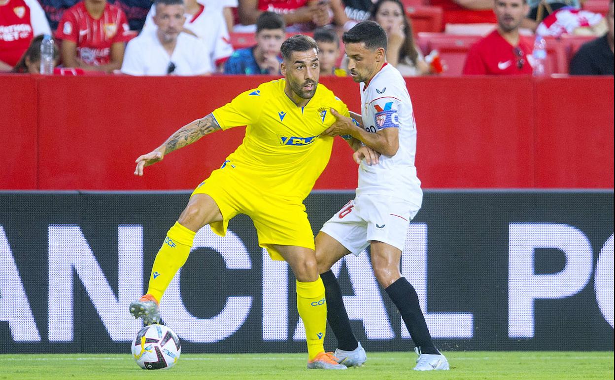 Alberto Perea pisa el balón ante Jesús Navas, en un amistoso de este verano. 