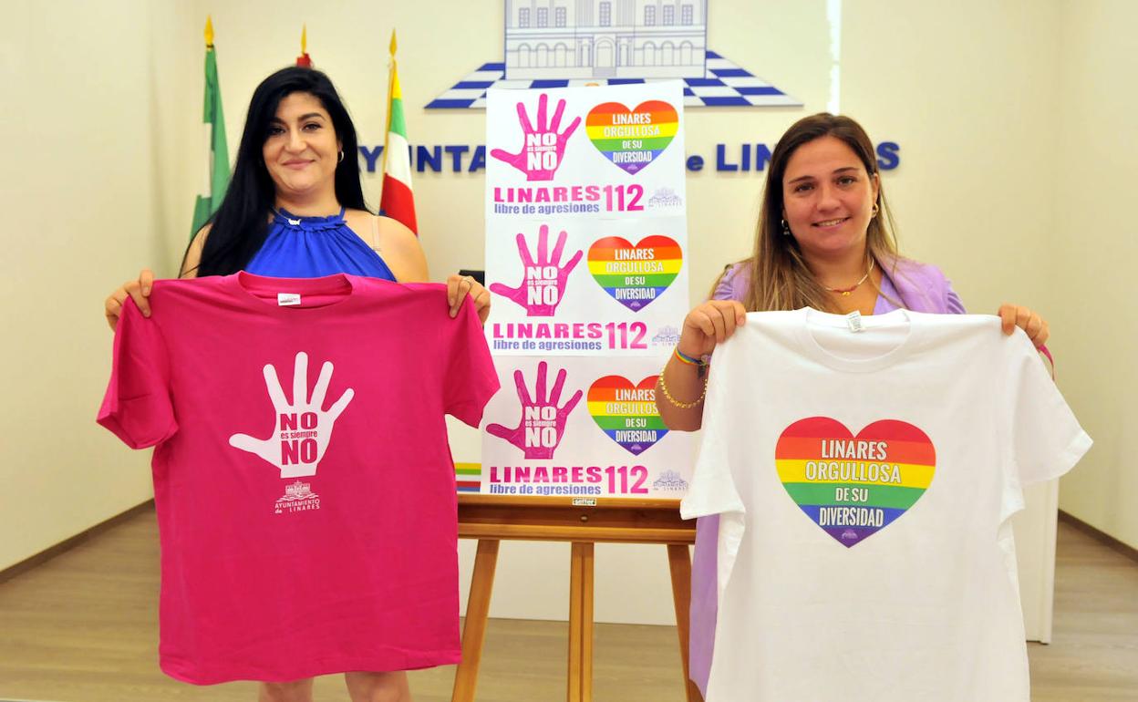 María José Camacho y Paqui Díez con las camisetas de las campañas. 