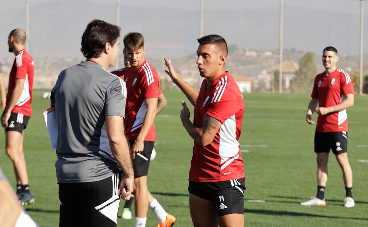 Aitor Karanka escucha las explicaciones de Myrto Uzuni durante un entrenamiento. 